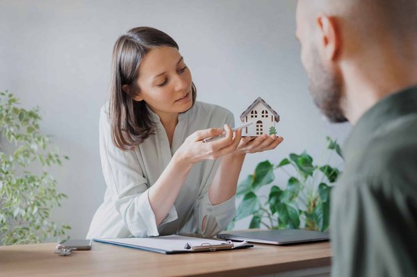 Lancez-vous dans le monde de l'immobilier en devenant marchand de biens avec la mdb academy